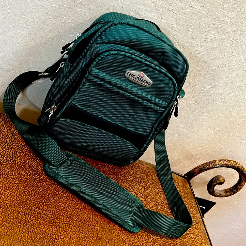 Like New Ricardo Beverly Hills Green & Black 4 Zipper compartments Traveler Bag!